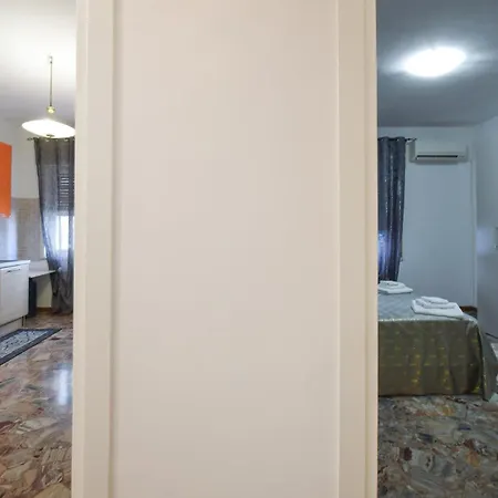 1 Bedroom Stunning In Reggio di Calabria