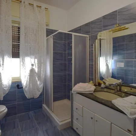 1 Bedroom Stunning In 아파트 레조디칼라브리아